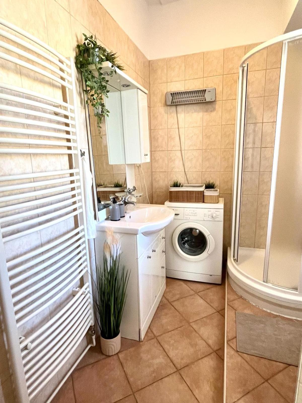 Apartment Caroline - Old Town, Ac Bratislava Buitenkant foto